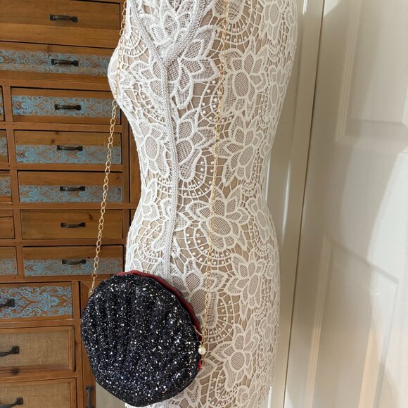 Glam Clam /Sparkle Seashell Shaped Crossbody Handbag / Purse/ Black/Silver - NWT - Picture 5 of 12